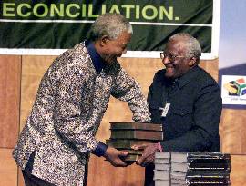 Nelson Mandela con el arzobispo Desmon Tutu recibiendo el CVR (octubre 1998)