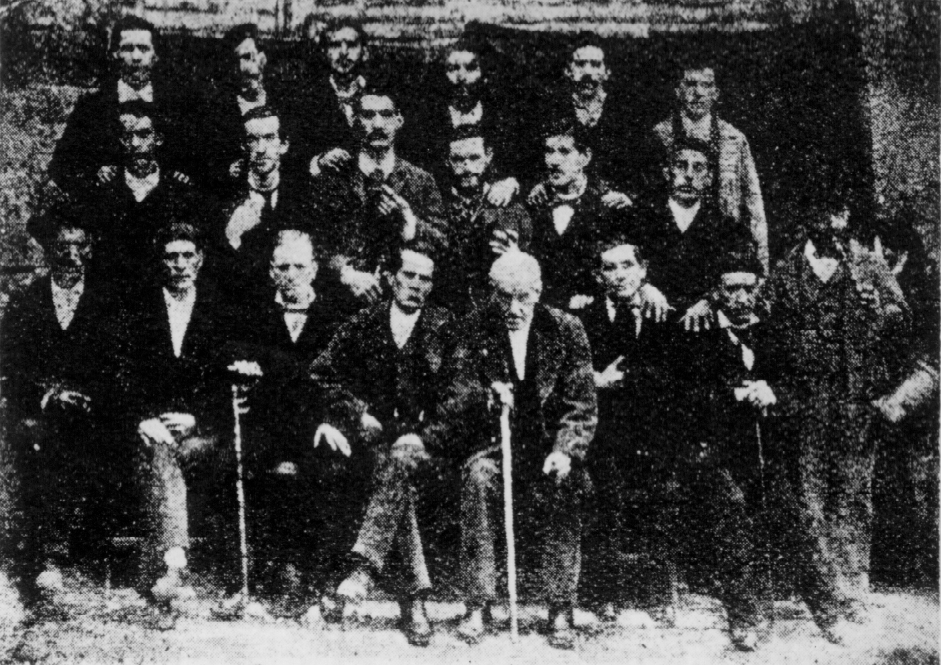 Bihotza, con su clsica indumentaria, en una de las famosas giras que realizaban los zapateros ordueses