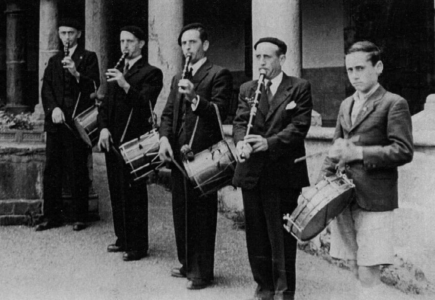 La banda de txistularis de Ordua con traje de calle. De izquierda a derecha: Epafrodito Landaluce, Joaqun, Emiliano y Prudencio Larraaga y Santiago Landaluce