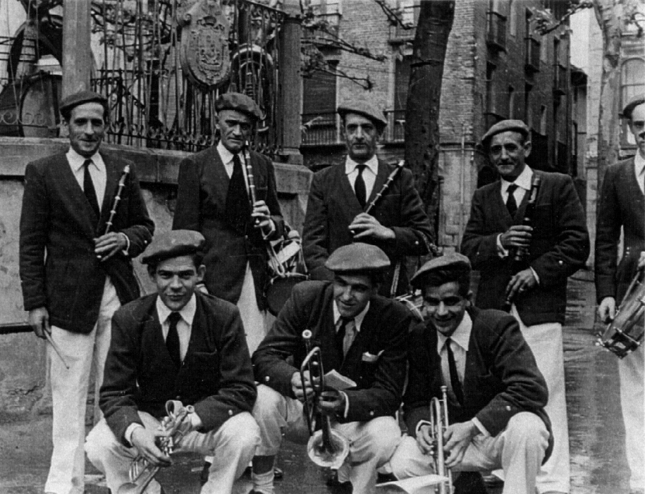 La banda de txistus y clarines de Ordua con traje de media gala