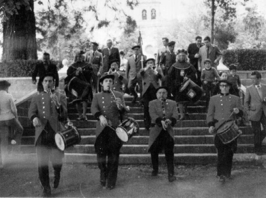 La banda de txistus, clarines y maceros de Ordua con traje de gala, en una poca ms moderna