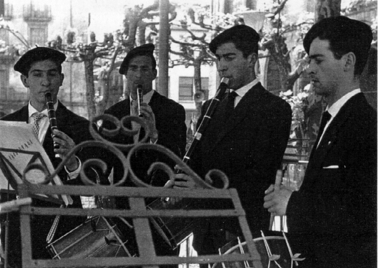 Banda de txistularis de Ordua. De izquierda a derecha: Xabier Eguiluz, Joseba Larrieta, Pedro M. Larrea y Ciriaco Daz
